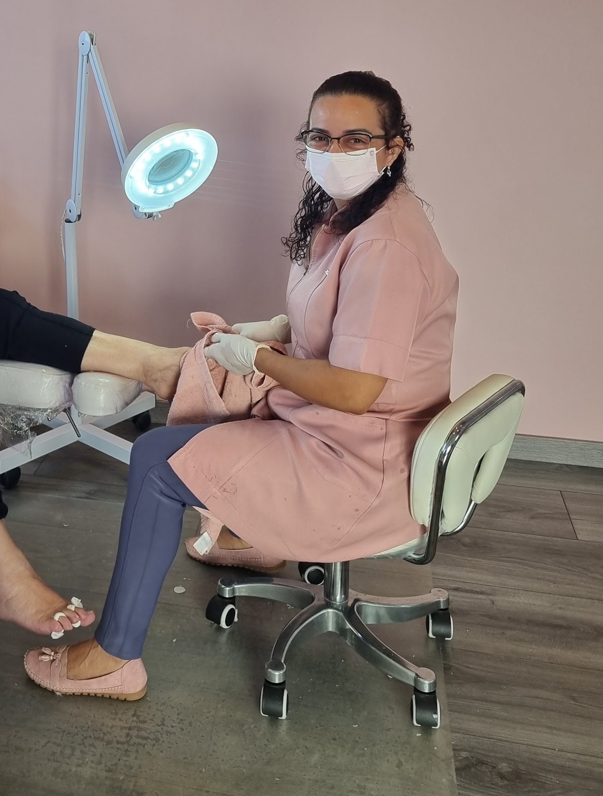 Katia aan het werk bij een pedicure in de studio