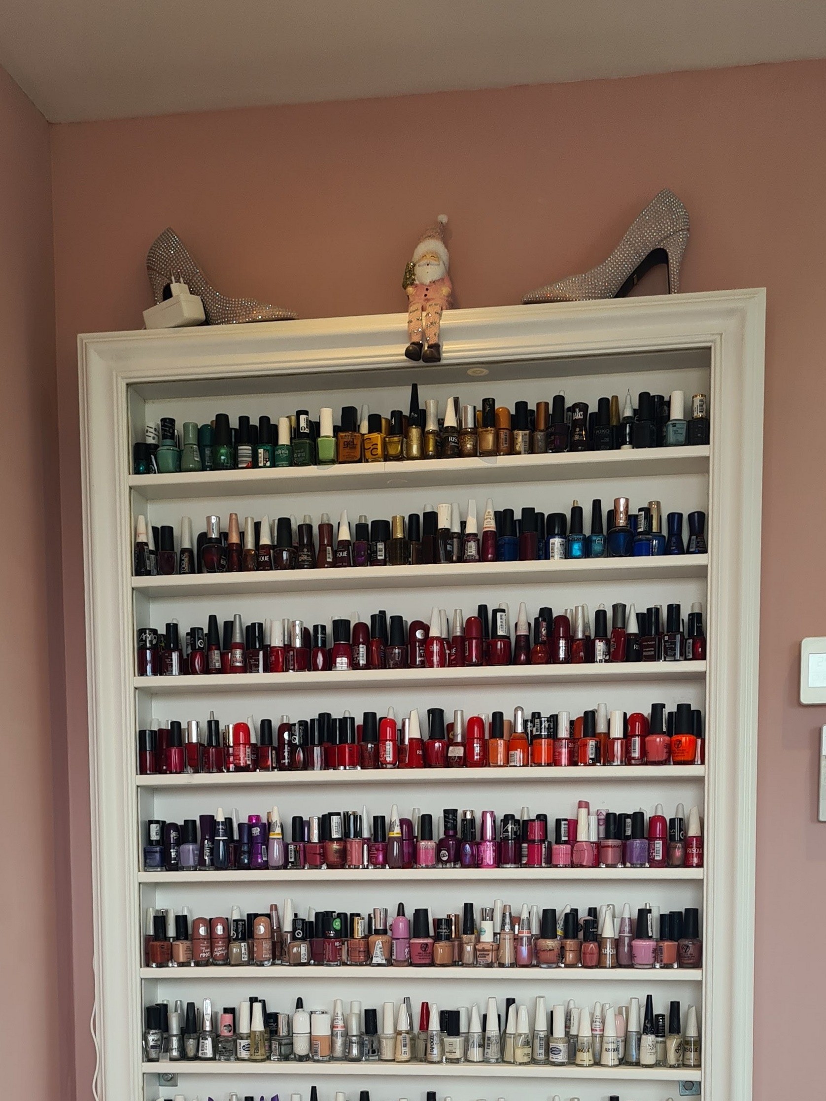 De wand met nagellak in de studio